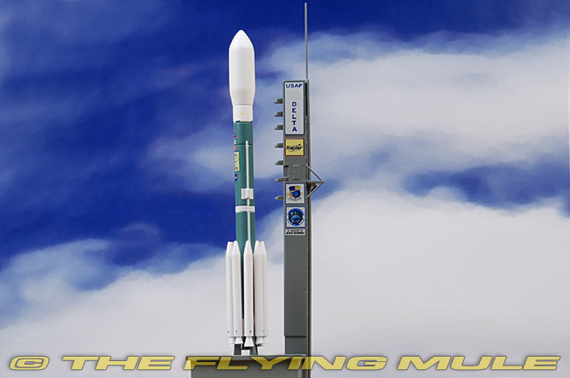 Dragon 56243 Sammlermodell Space Delta II Rocket w/Launch Pad 1/400 aus Metall